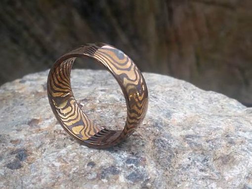 Kovaný prsten z damascenské nerezové oceli se zlatavě fialovou kresbou